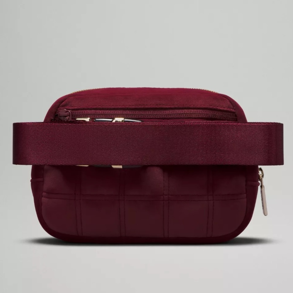 Lululemon Everywhere Belt Bag Quilted Velour Wine Berry Velvet Crossbody Bag NWT - Picture 4 of 10